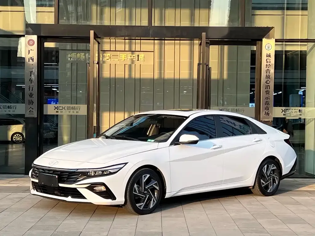 Hyundai Elantra — фото 1