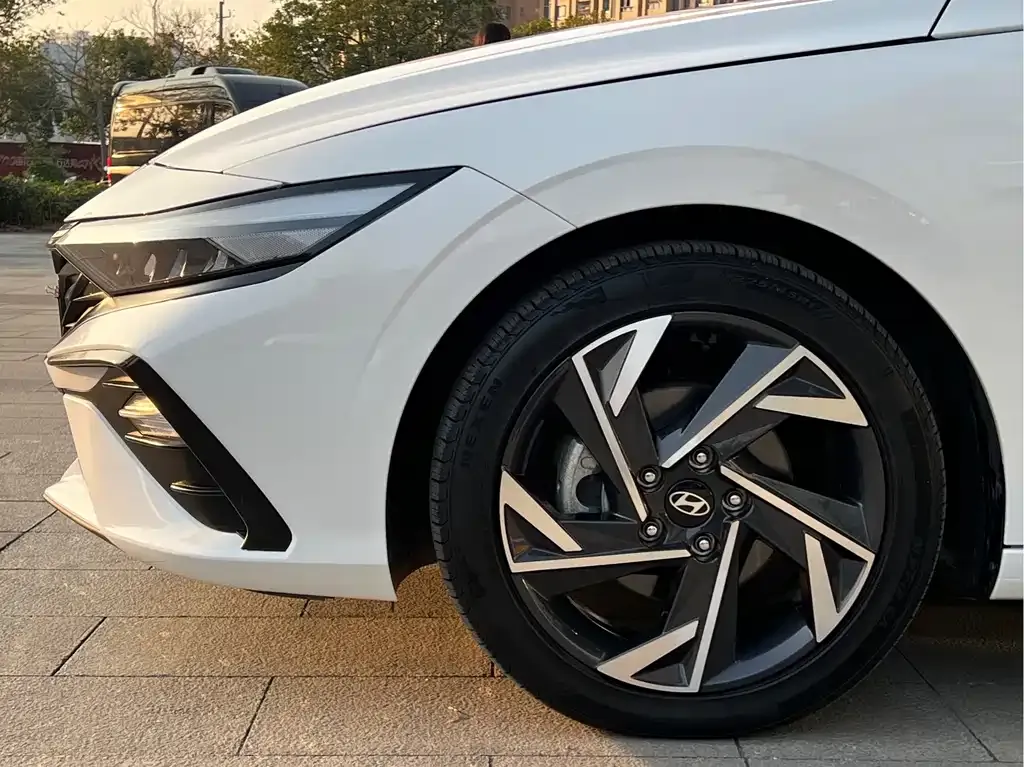 Hyundai Elantra — фото 6