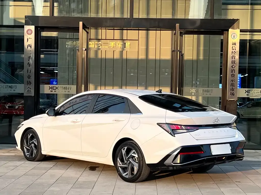 Hyundai Elantra — фото 10