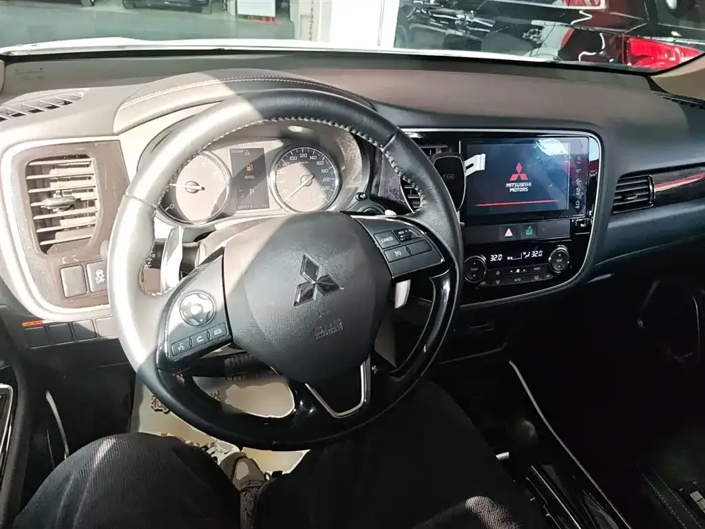 Mitsubishi Outlander — фото 9