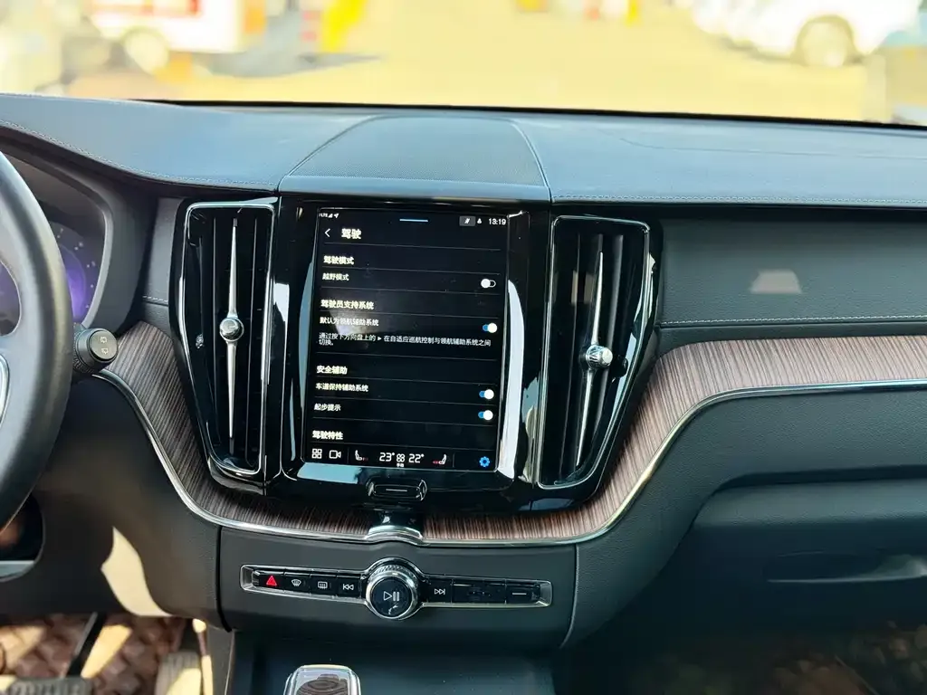 Volvo XC60 — фото 2