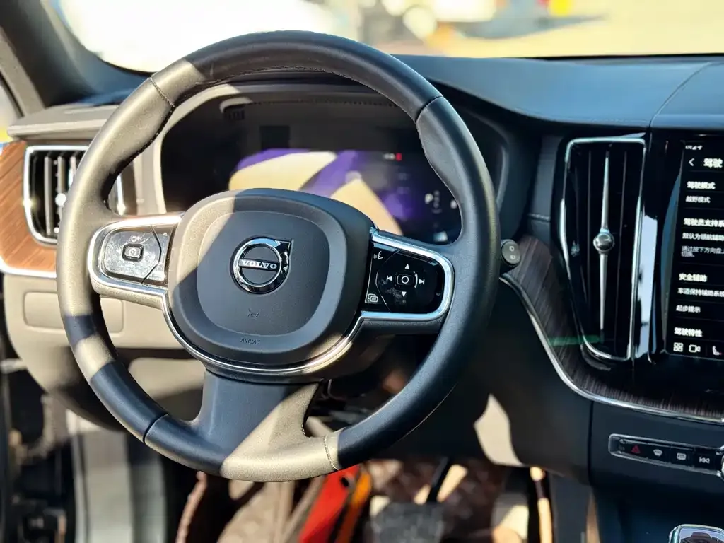 Volvo XC60 — фото 3