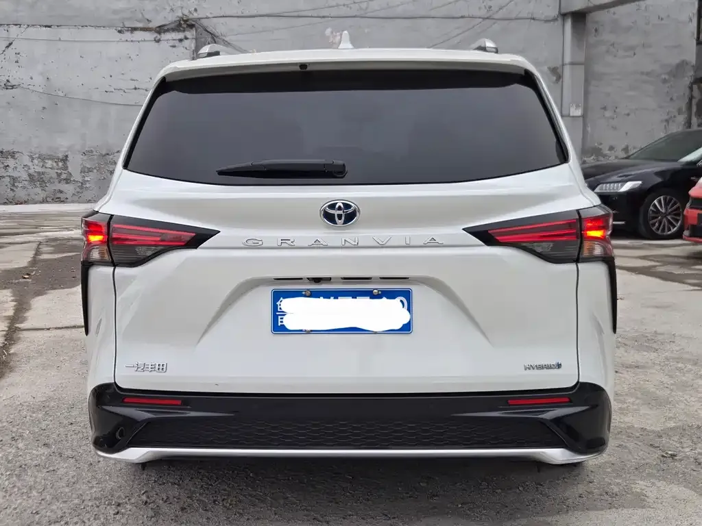 Toyota Granvia — фото 10