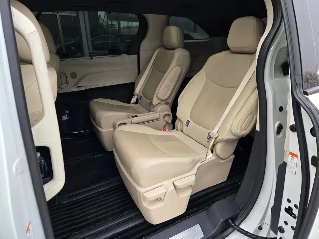 Toyota Granvia — фото 6