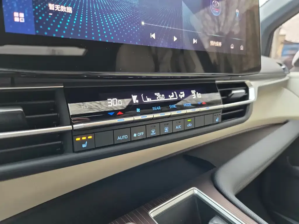Toyota Granvia — фото 8