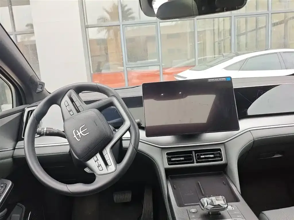 BYD L DM-i — фото 9