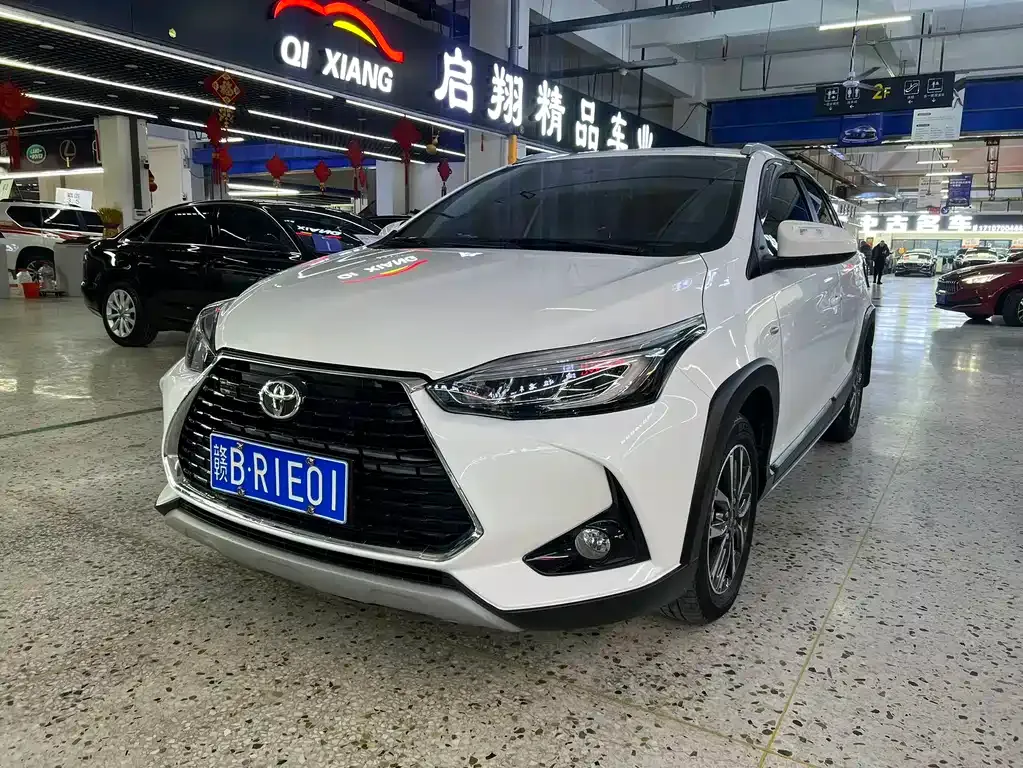 Toyota Yaris L — фото 1