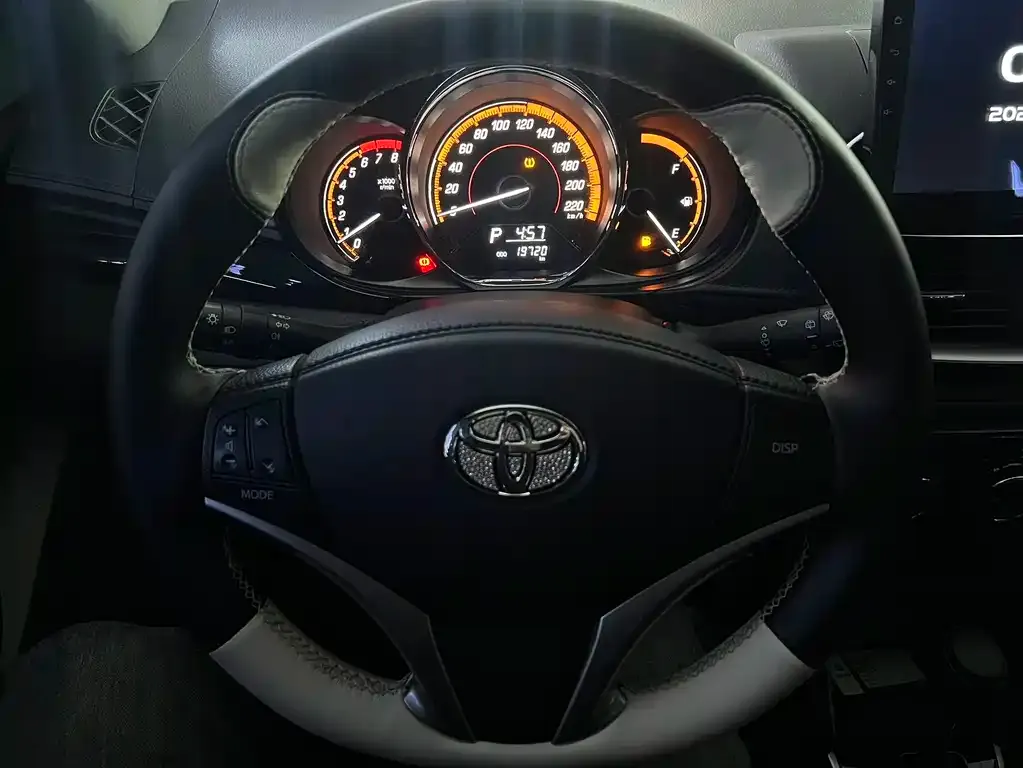 Toyota Yaris L — фото 3