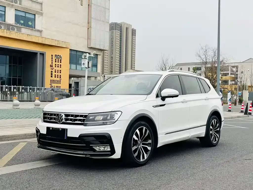Volkswagen Tiguan L — фото 1