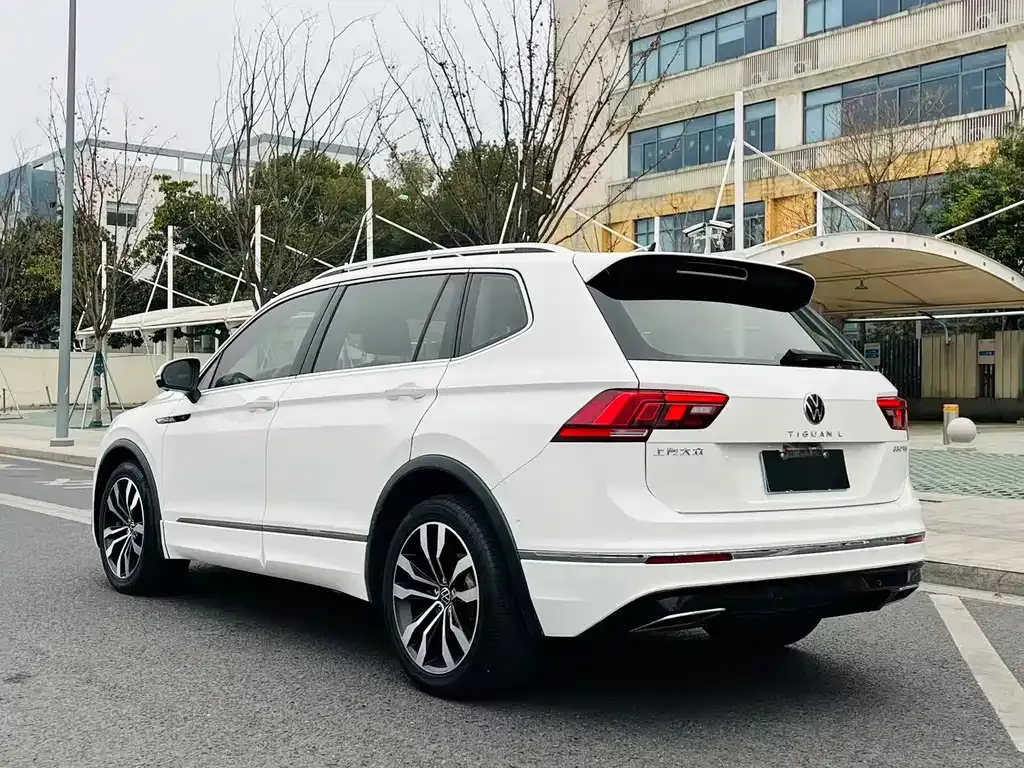 Volkswagen Tiguan L — фото 10