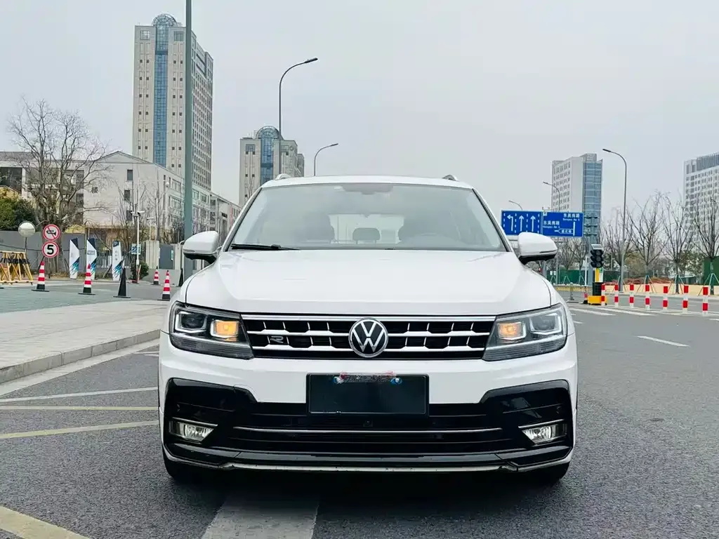 Volkswagen Tiguan L — фото 5