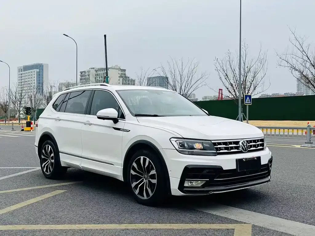 Volkswagen Tiguan L — фото 9