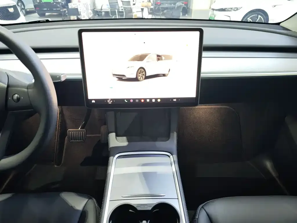 Tesla Model Y — фото 6