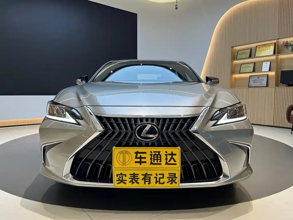 Lexus ES — фото 1