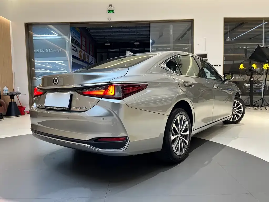 Lexus ES — фото 10