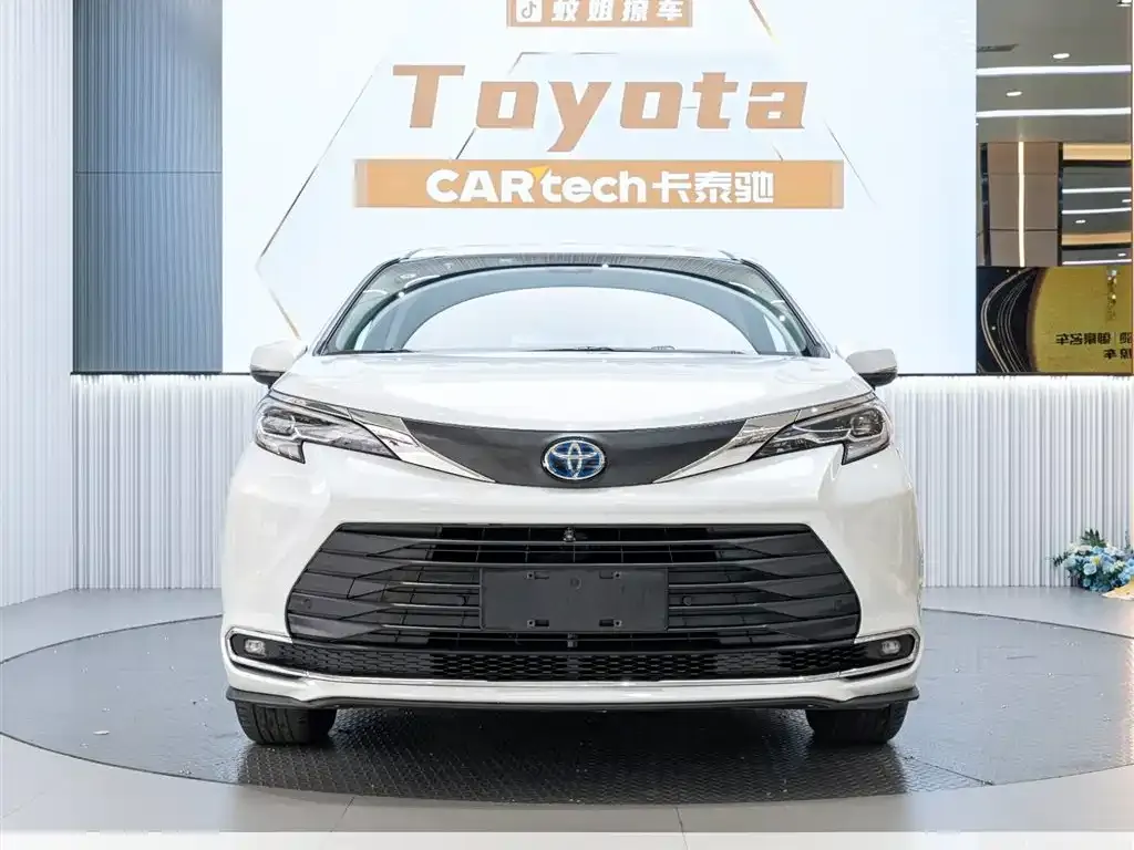 Toyota Sienna — фото 1