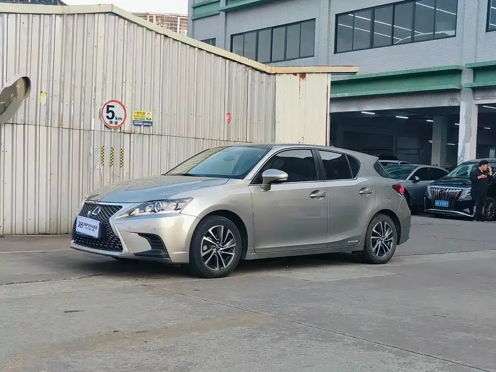 Lexus CT — фото 1