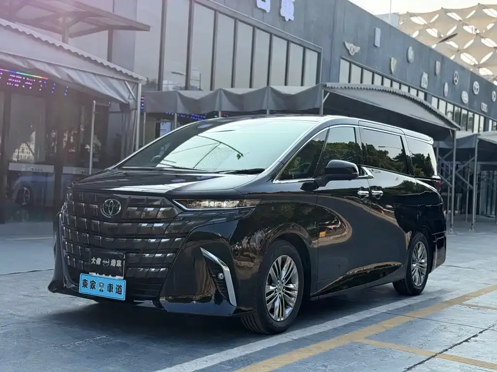 Toyota Alphard — фото 1
