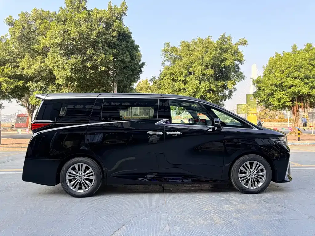 Toyota Alphard — фото 9