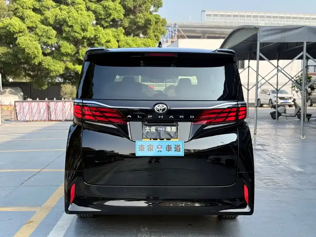 Toyota Alphard — фото 2