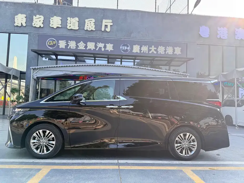 Toyota Alphard — фото 10