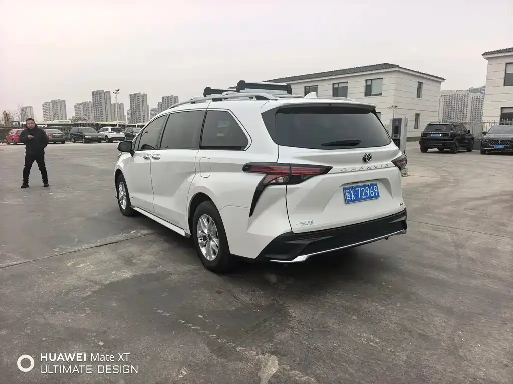 Toyota Granvia — фото 4