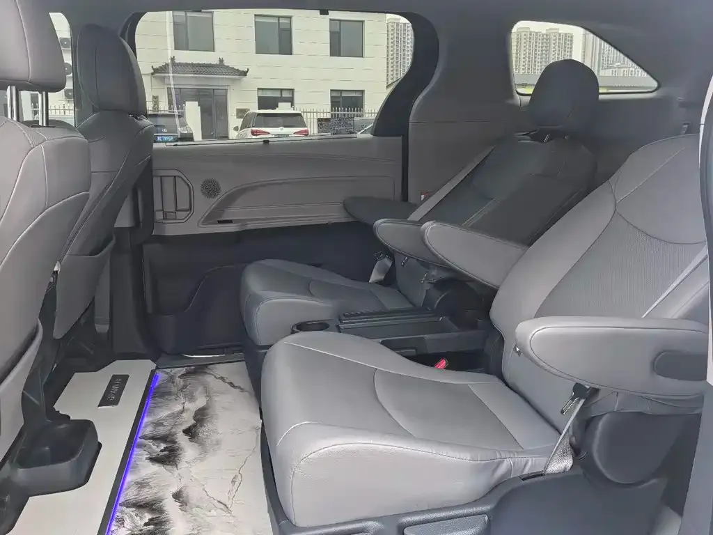 Toyota Granvia — фото 7