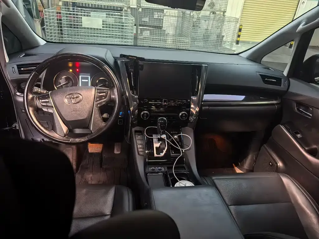 Toyota Vellfire — фото 4