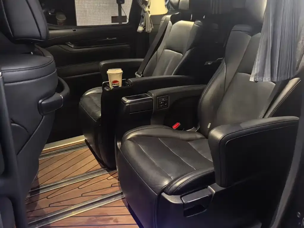 Toyota Vellfire — фото 2