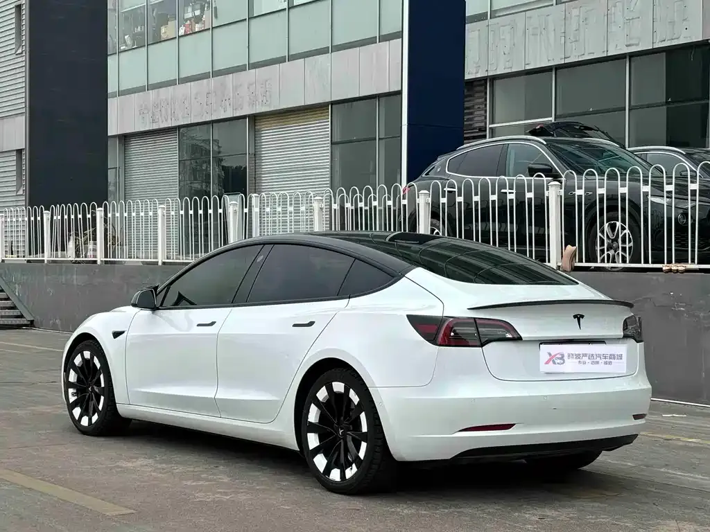 Tesla Model 3 — фото 9