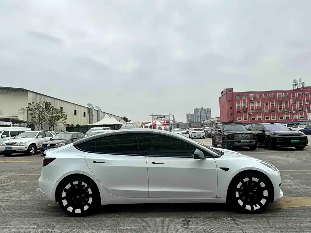Tesla Model 3 — фото 10