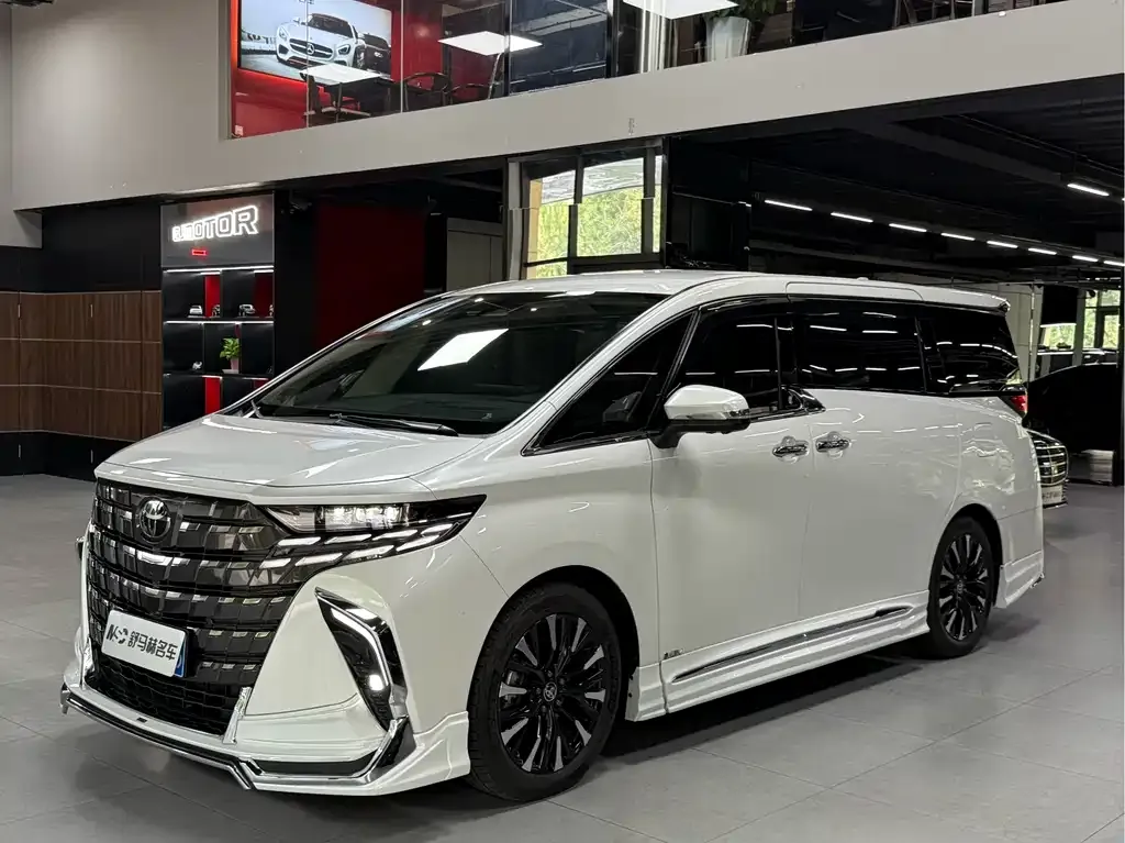 Toyota Alphard — фото 1
