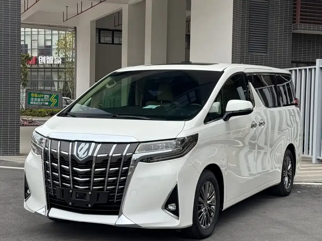 Toyota Alphard — фото 1