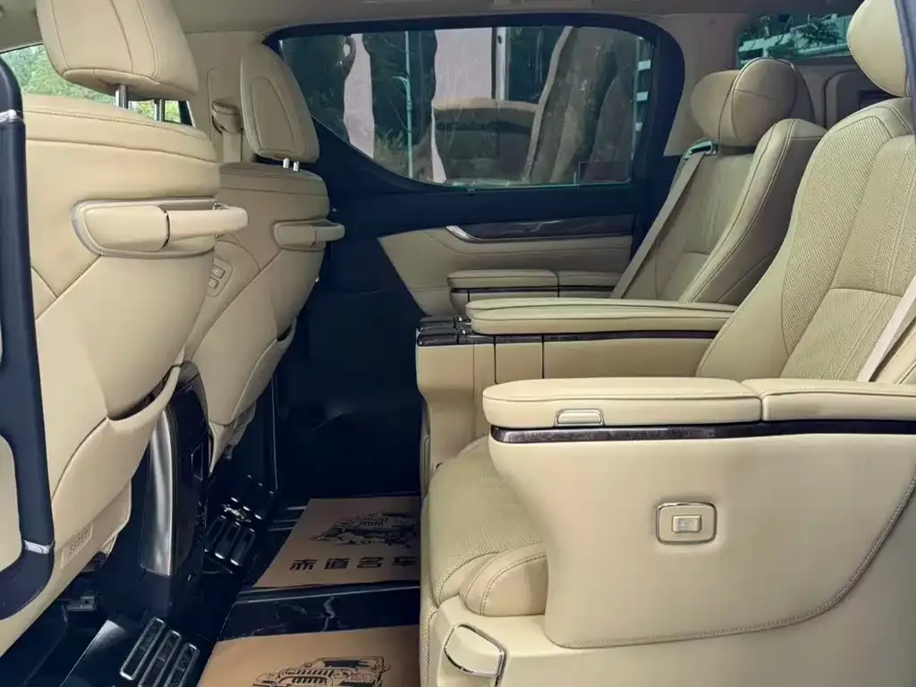 Toyota Alphard — фото 4