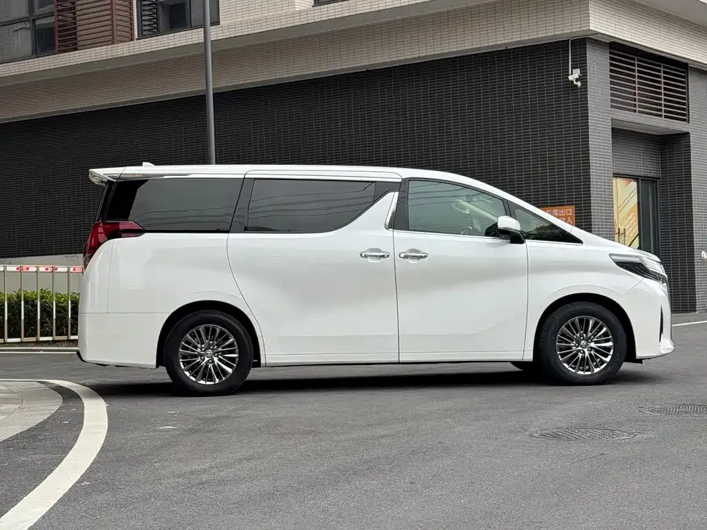 Toyota Alphard — фото 10