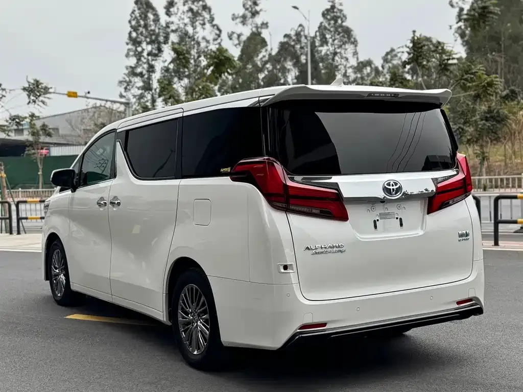 Toyota Alphard — фото 5