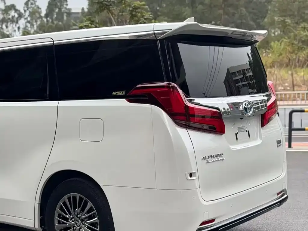 Toyota Alphard — фото 2