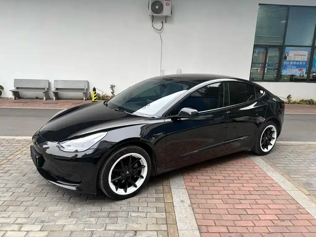 Tesla Model 3 — фото 1