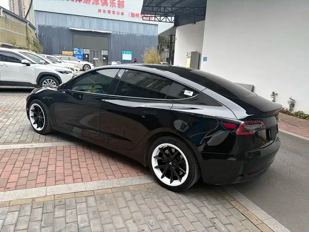 Tesla Model 3 — фото 10