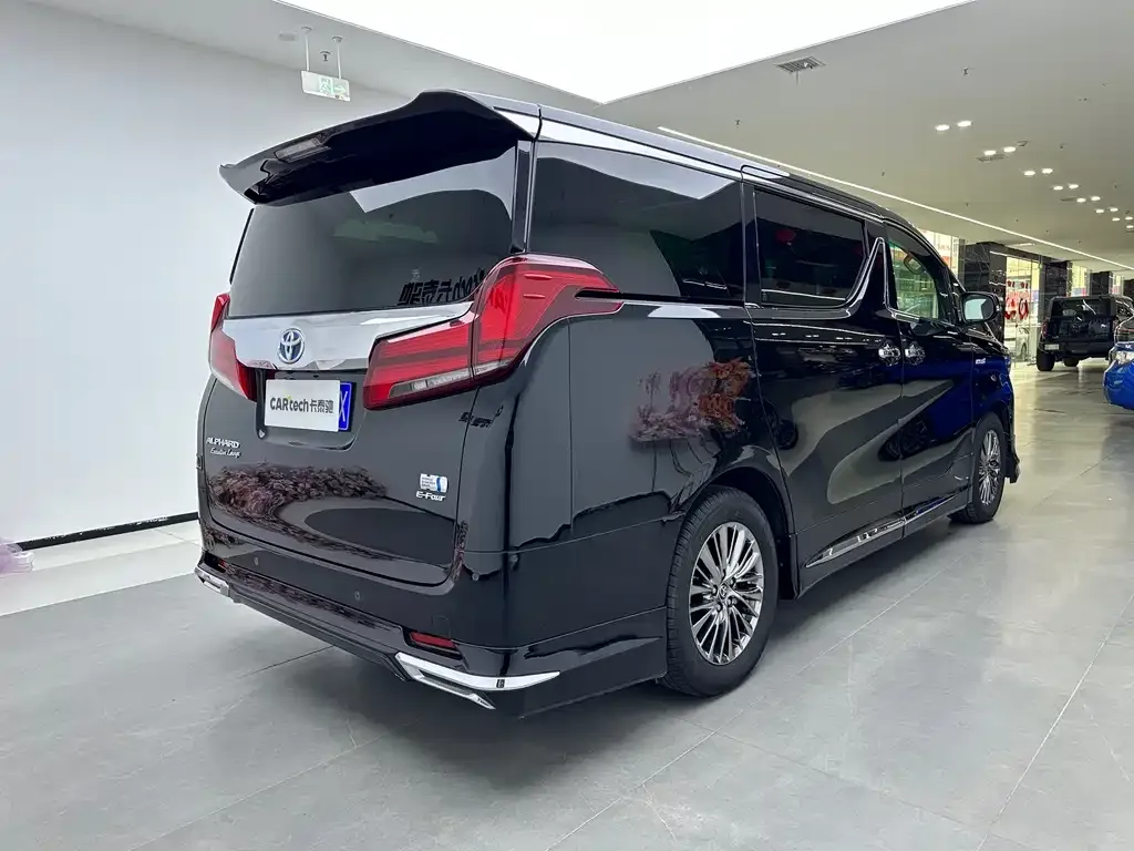 Toyota Alphard — фото 4