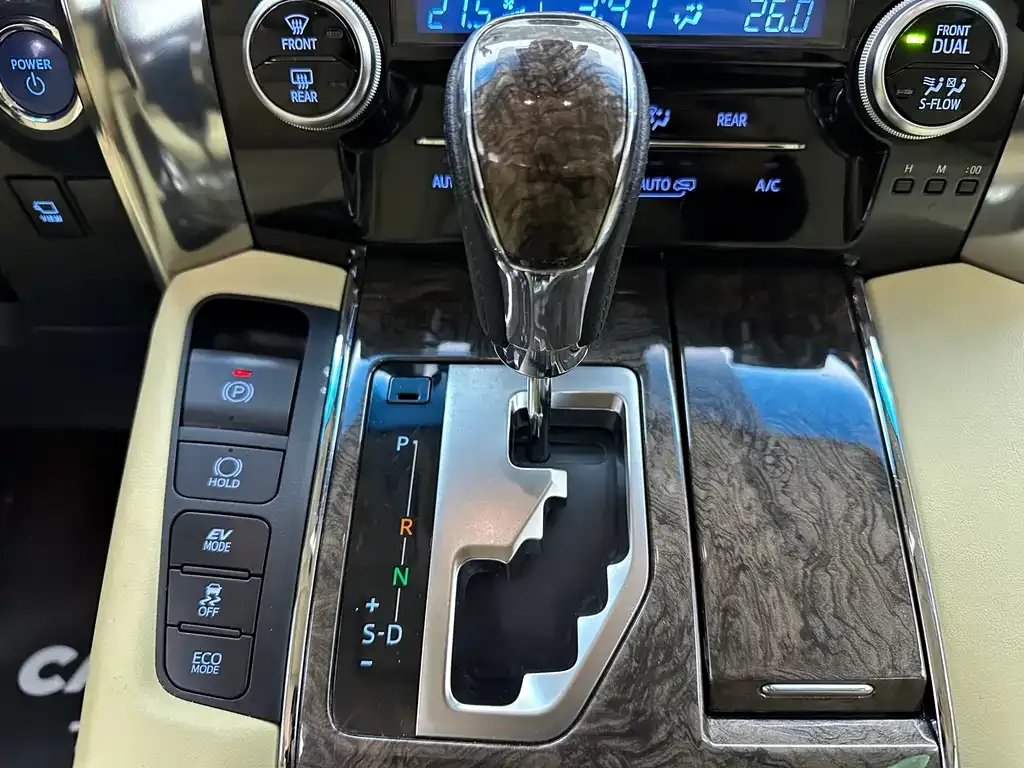 Toyota Alphard — фото 8