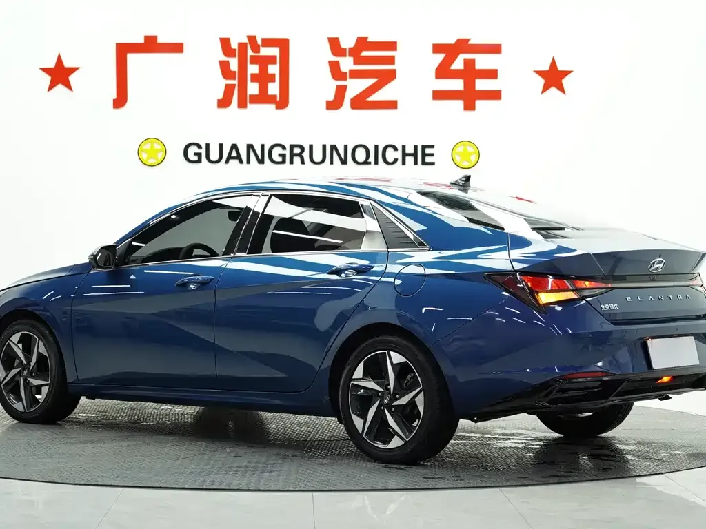 Hyundai Elantra — фото 3
