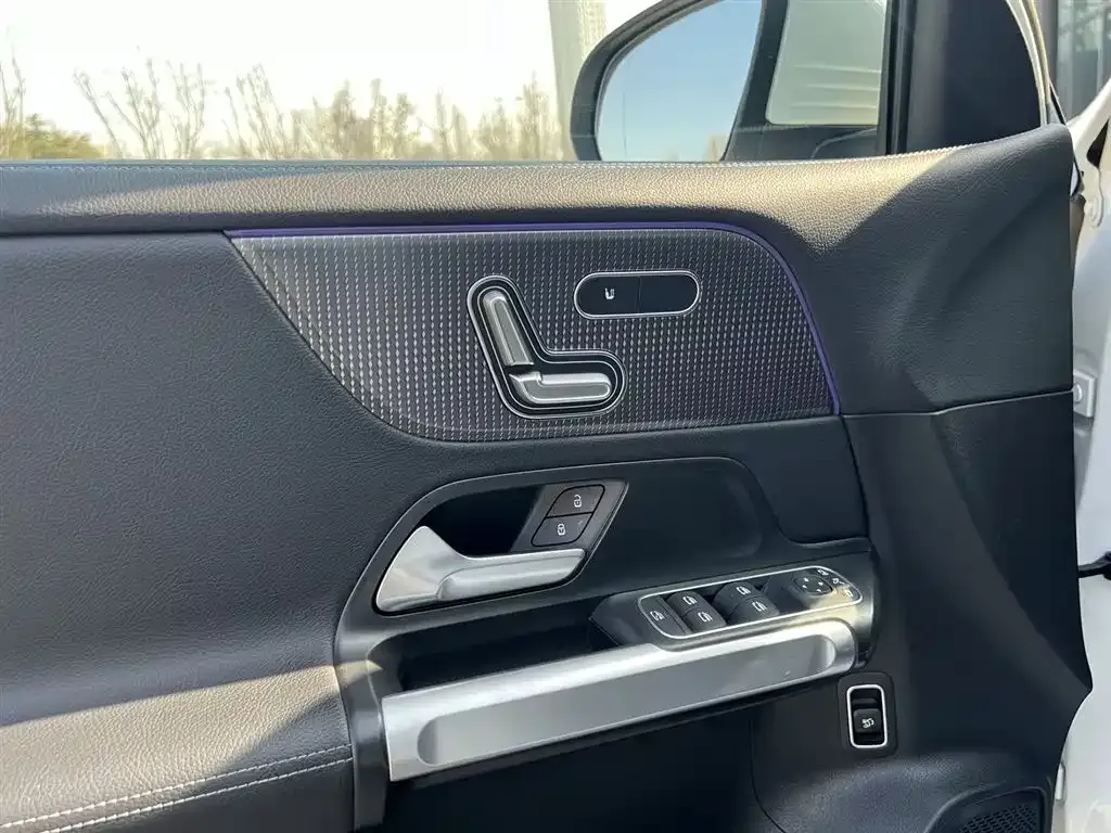 Mercedes-Benz EQB — фото 10