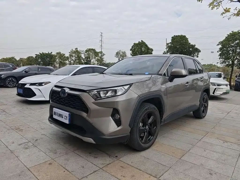 Toyota RAV4 — фото 1