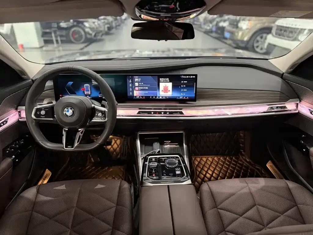 BMW 7 Series — фото 10