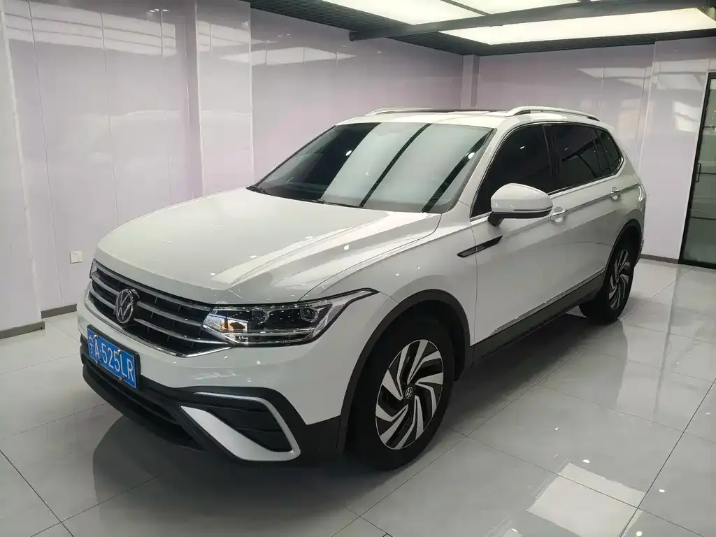 Volkswagen Tiguan L — фото 1