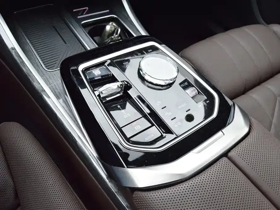 BMW 7 Series — фото 9