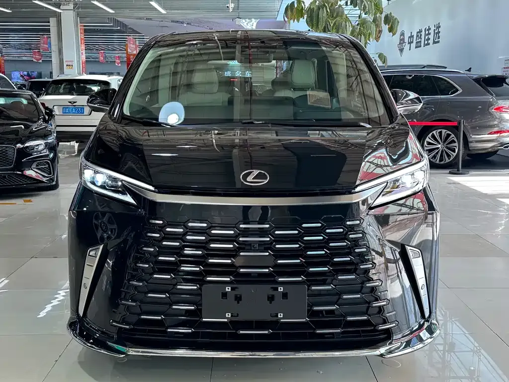 Lexus LM — фото 5