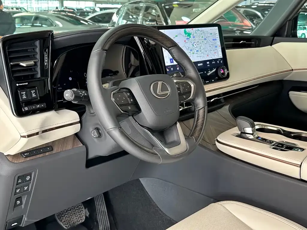 Lexus LM — фото 6