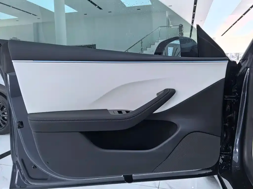 Tesla Model 3 — фото 4